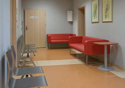 Sofa i krzesła w poczekalni medycznej